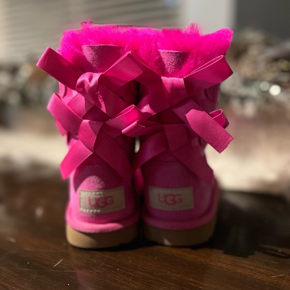 Hi!  I am selling NEW never worn Toddler Girls size 9 UGGS! - Picture 3 of 3